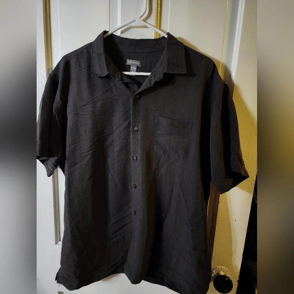 🤴👔 Van Heusen Button down black dress shirt in size XL 17-17 1/2